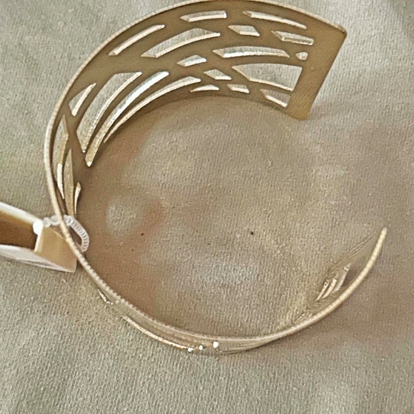 BRACELET, GOLD TONE METAL WITH CUT OUT DESIGNS, 7 ⅜ x 2 5/16 INCHES, TAG ON, - Picture 4 of 4